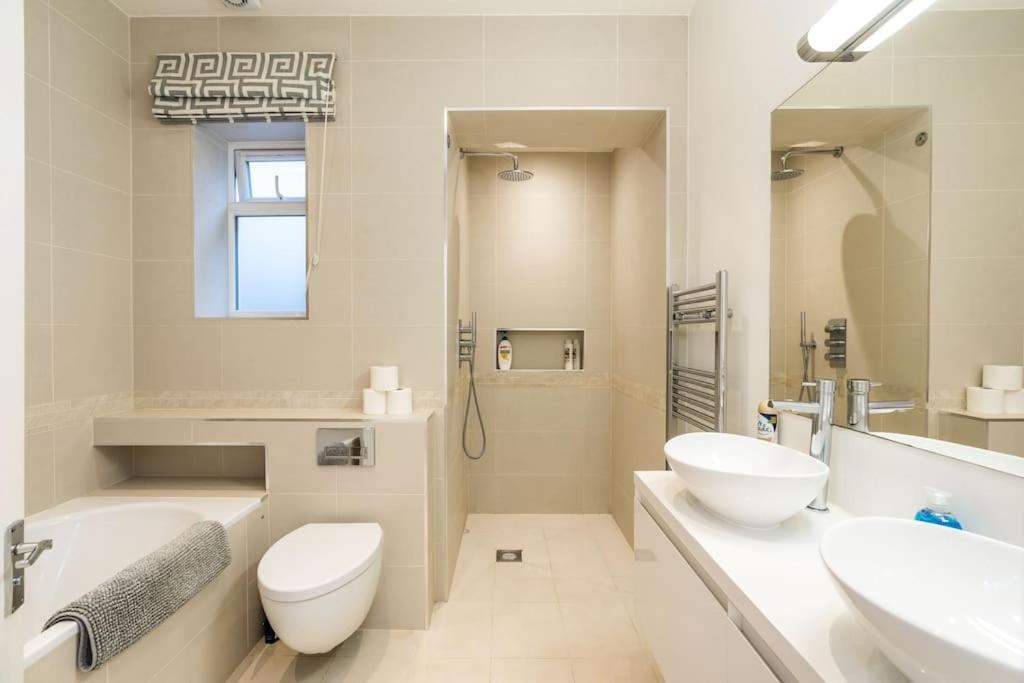 Leilighet Spacious 2-bed Flat, Private Patio & Close To Park