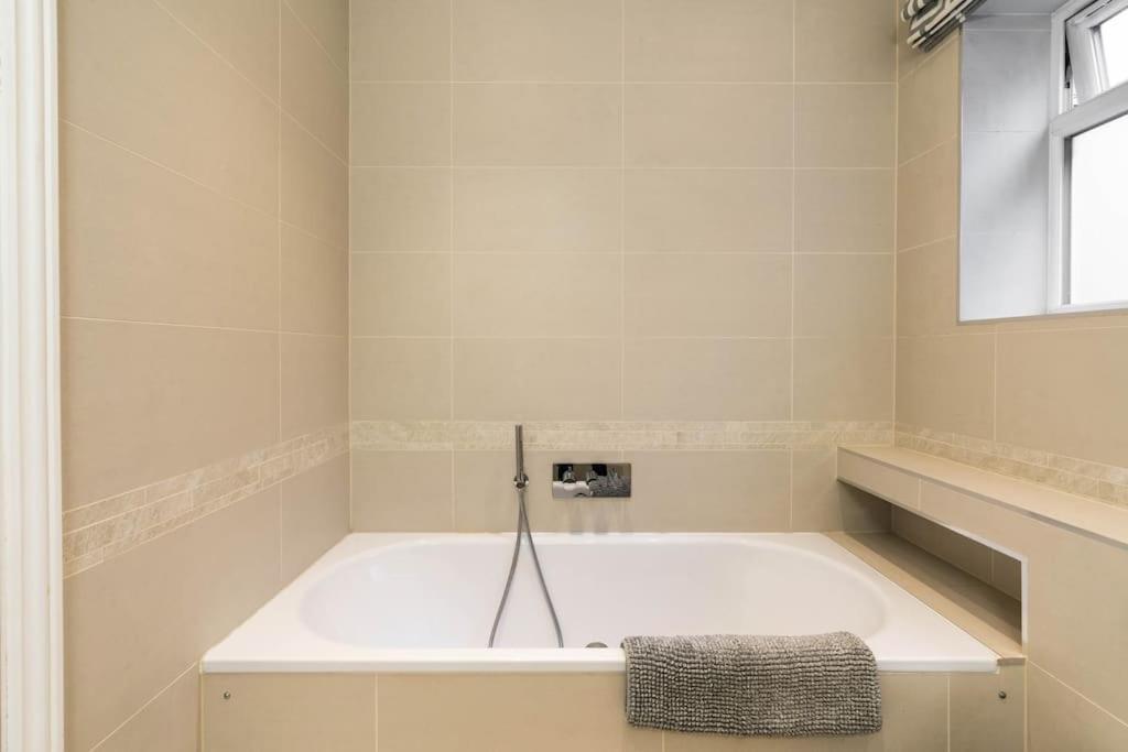 Spacious 2-bed Flat, Private Patio & Close To Park Leilighet London