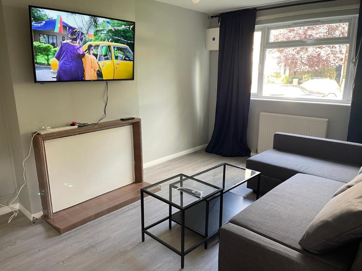 Entire Lovely 2 Bedroom With Private Garden & Free Street Parking Appartement Londen
