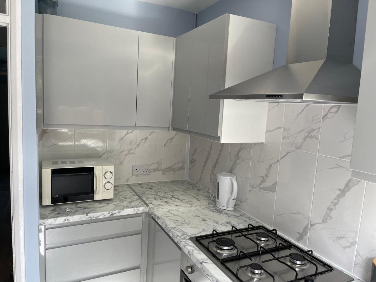 Appartement Entire Lovely 2 Bedroom With Private Garden & Free Street Parking Londen