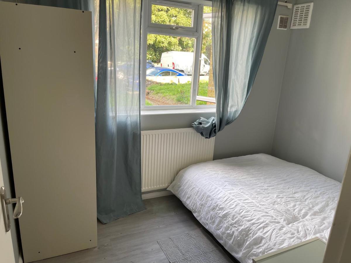 Entire Lovely 2 Bedroom With Private Garden & Free Street Parking Appartement Londen