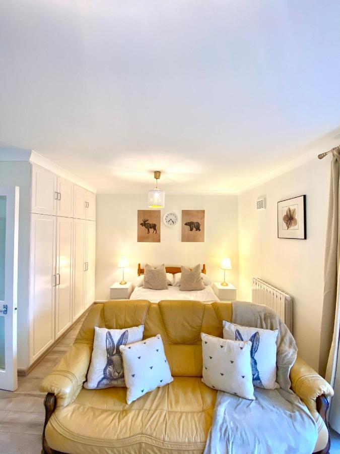 Centrally Located Studio With Balcony And 24-7 Security Londen