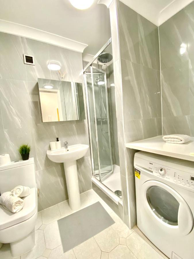 Appartement Centrally Located Studio With Balcony And 24-7 Security