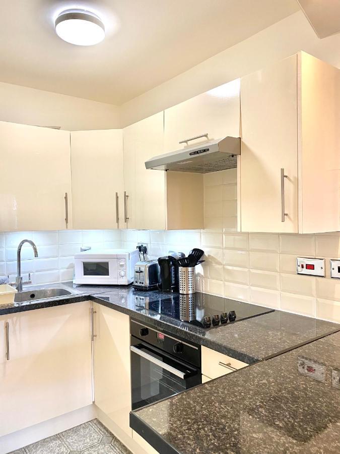 Centrally Located Studio With Balcony And 24-7 Security Appartement