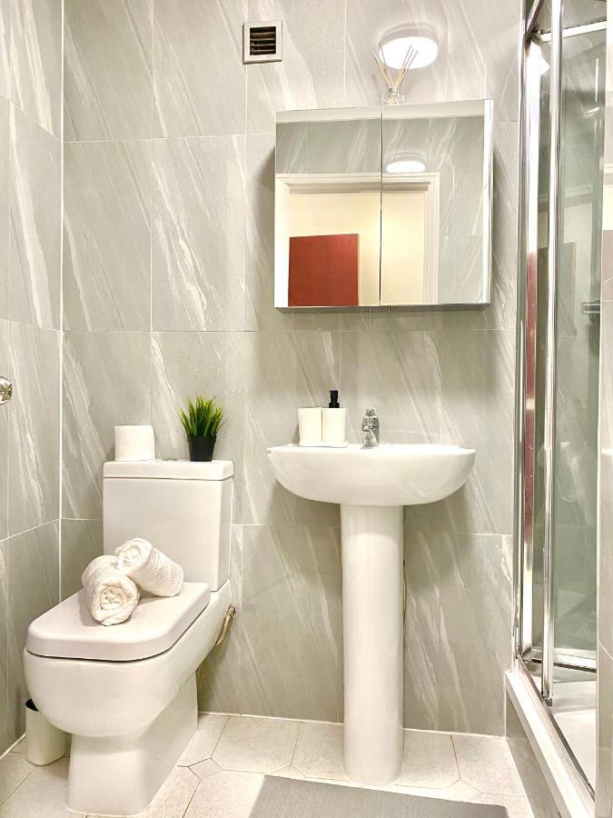 Appartement Centrally Located Studio With Balcony And 24-7 Security