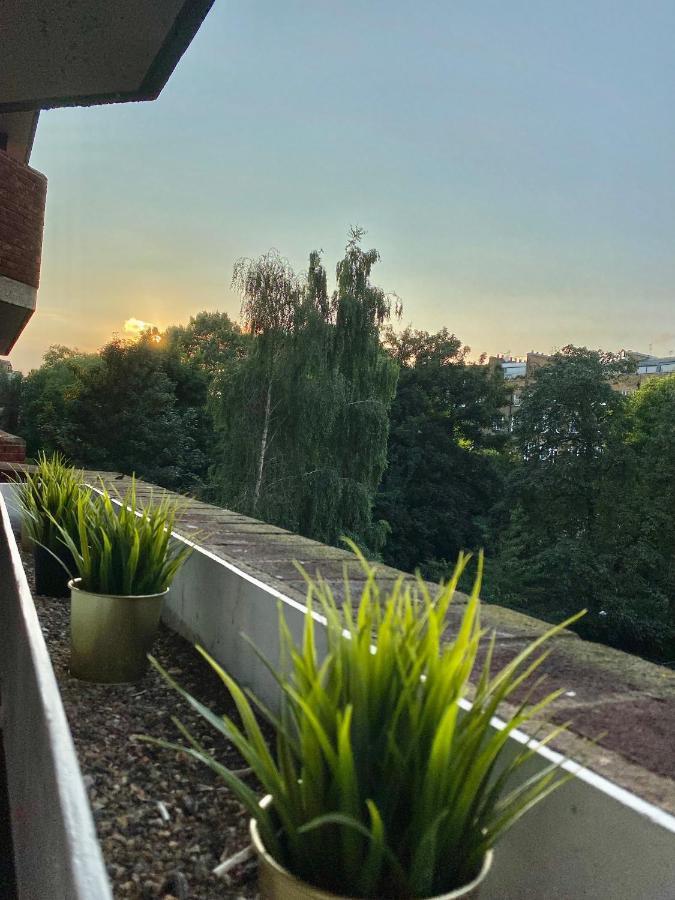 Appartement Centrally Located Studio With Balcony And 24-7 Security