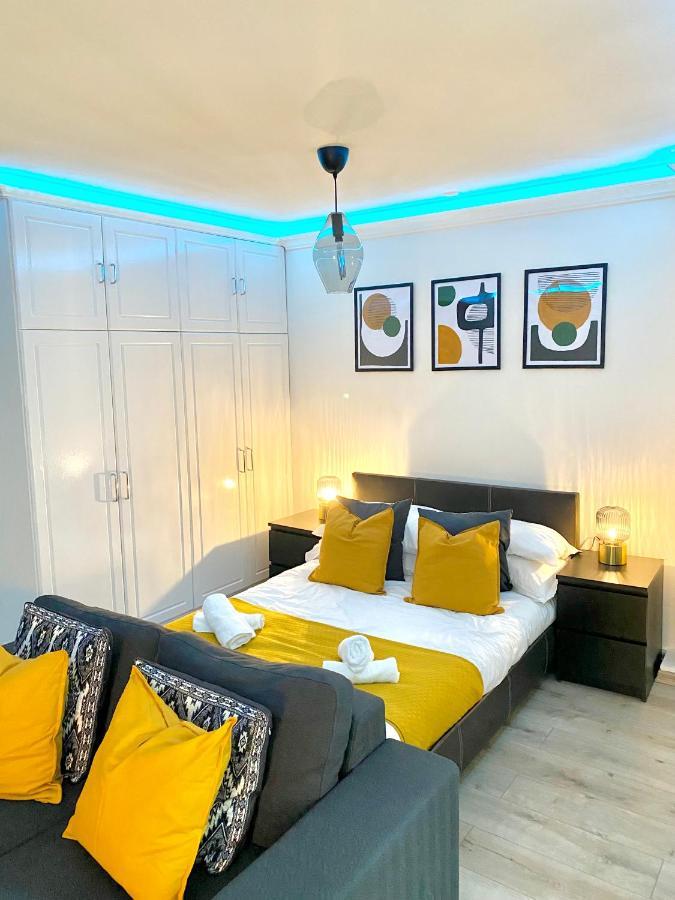Centrally Located Studio With Balcony And 24-7 Security Appartement Londen