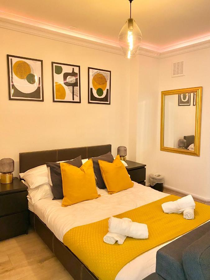 Centrally Located Studio With Balcony And 24-7 Security Appartement