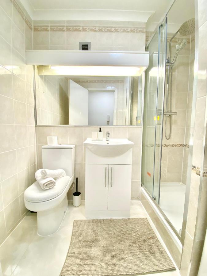 Centrally Located Studio With Balcony And 24-7 Security Appartement *