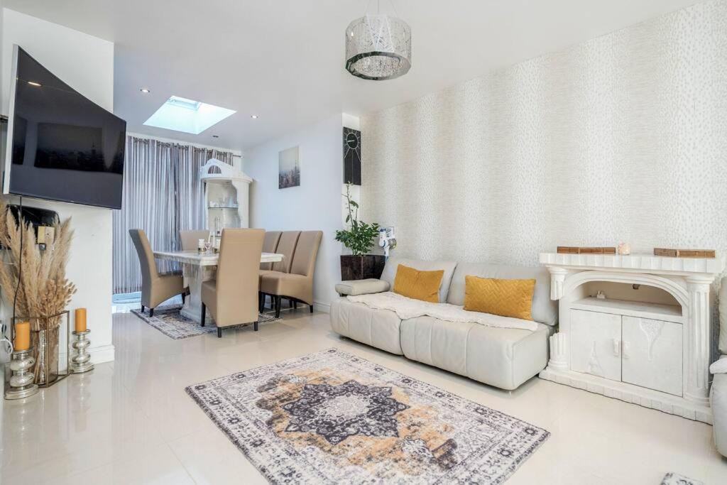 Spacious 5 Bed, 2 Bathrooms House With A Private Garden Feriehus *