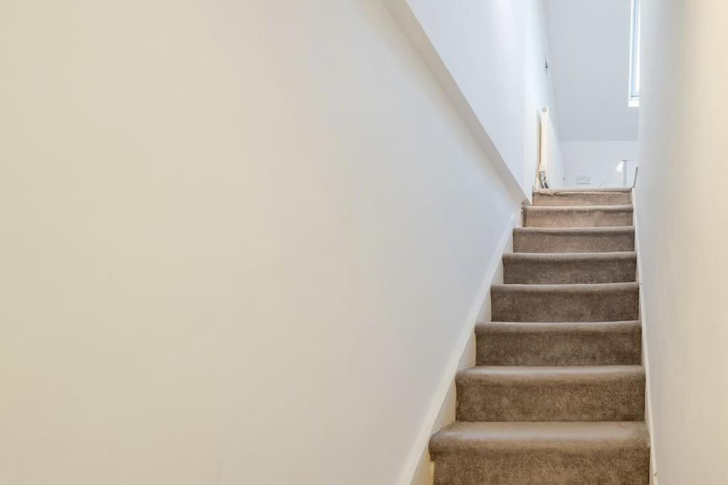 Spacious 5 Bed, 2 Bathrooms House With A Private Garden Feriehus *