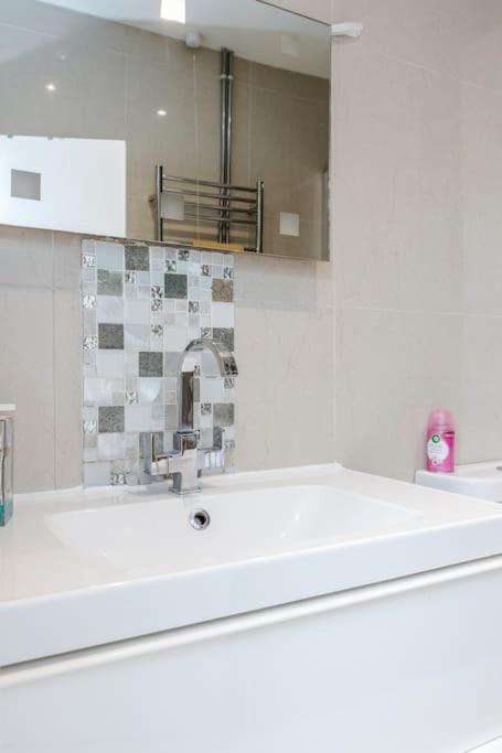 Spacious 5 Bed, 2 Bathrooms House With A Private Garden Feriehus *