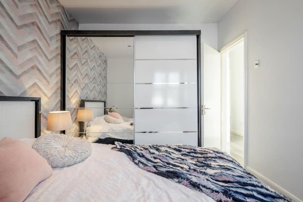 Spacious 5 Bed, 2 Bathrooms House With A Private Garden Feriehus *