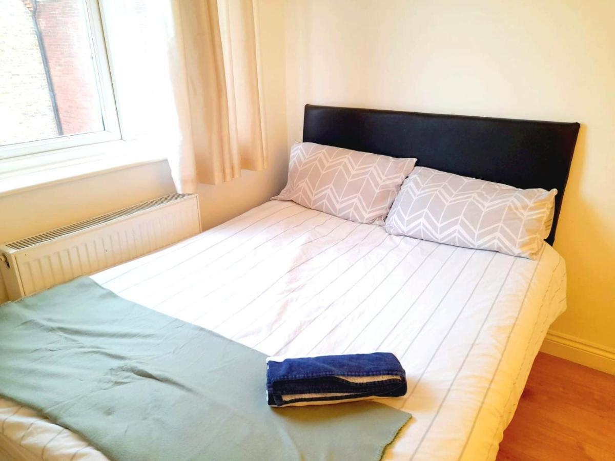 6 Bed House 3 Bathrooms Good Transport Links To London, Free Parking Londen