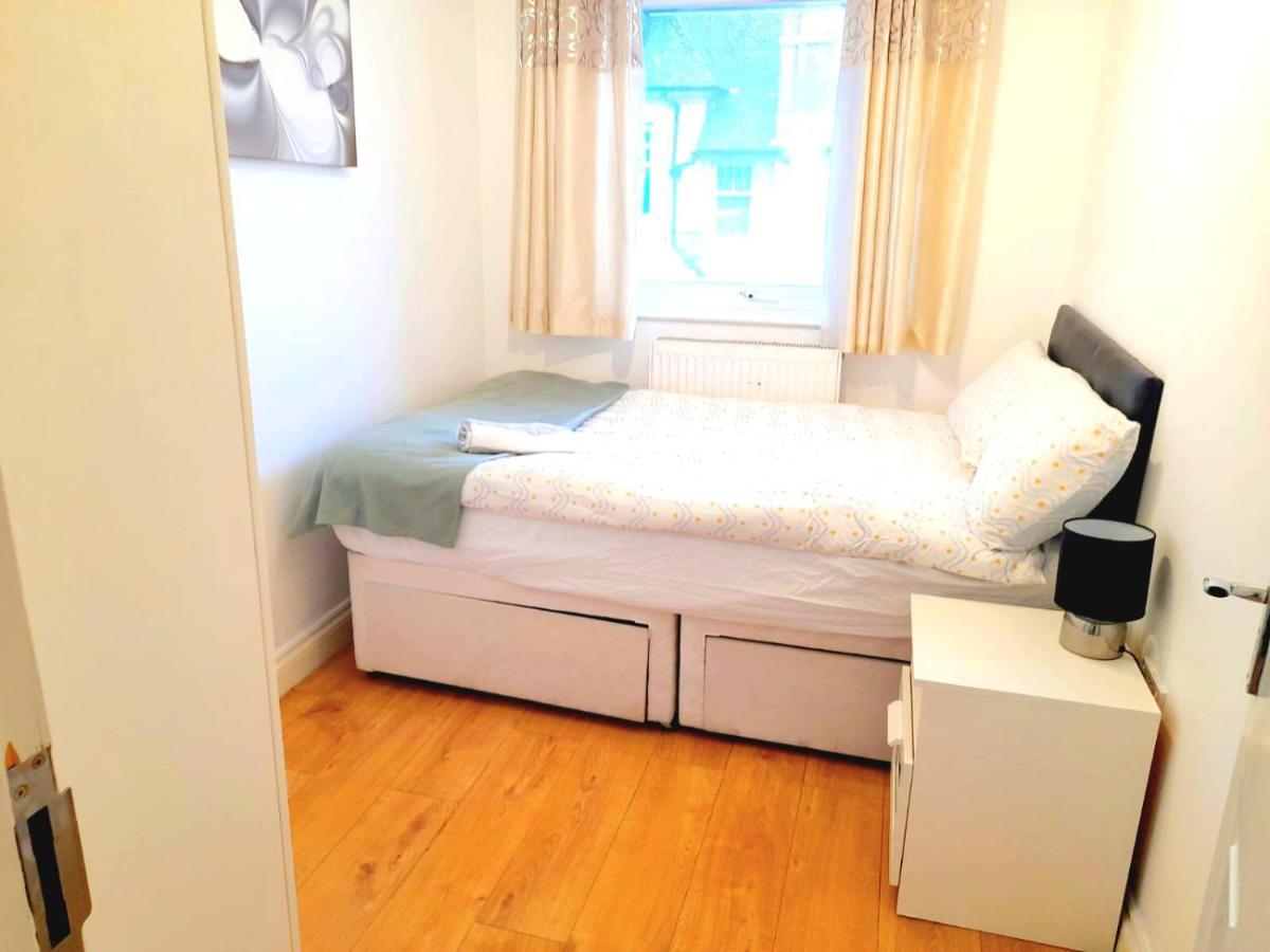 6 Bed House 3 Bathrooms Good Transport Links To London, Free Parking Londen