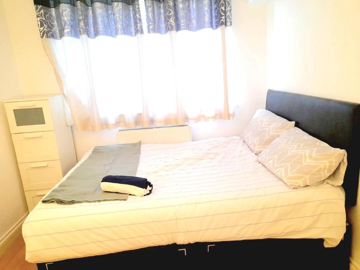 6 Bed House 3 Bathrooms Good Transport Links To London, Free Parking Appartement Londen