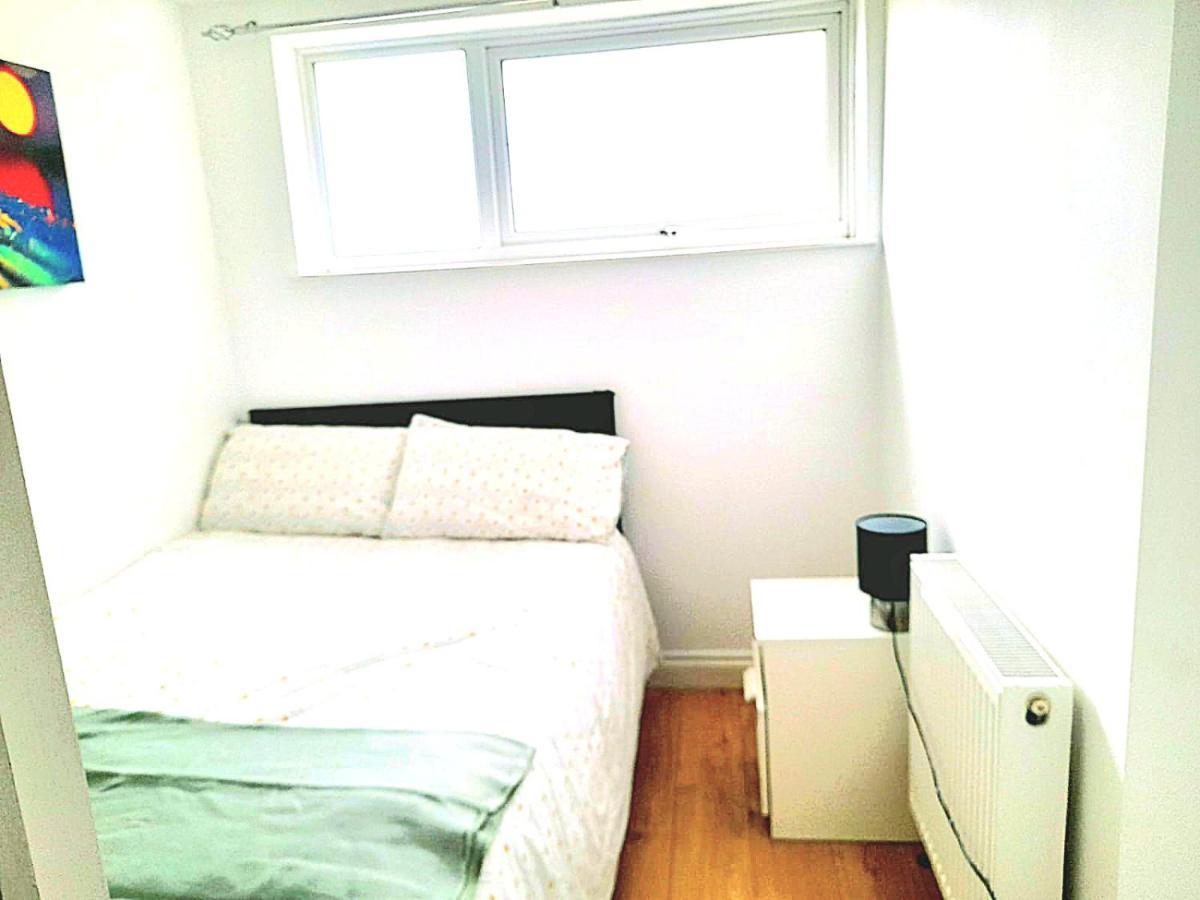 6 Bed House 3 Bathrooms Good Transport Links To London, Free Parking Londen