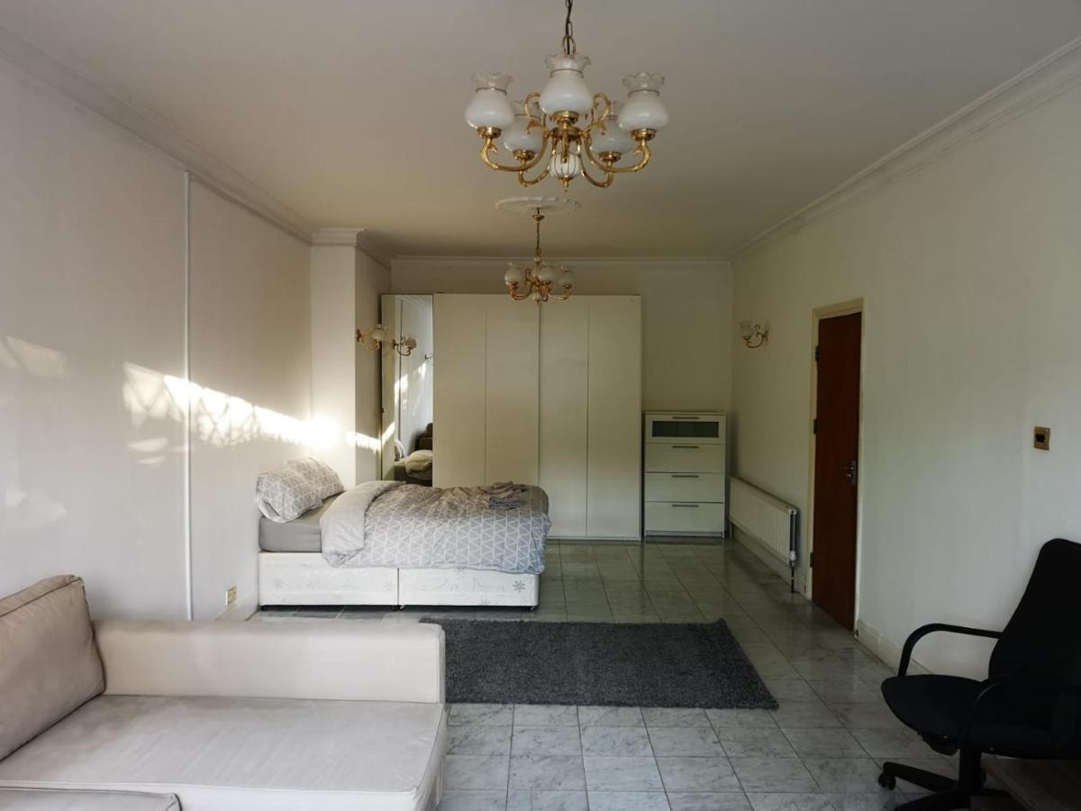 Large Spacious In Zone 2 Privatunterkunft *