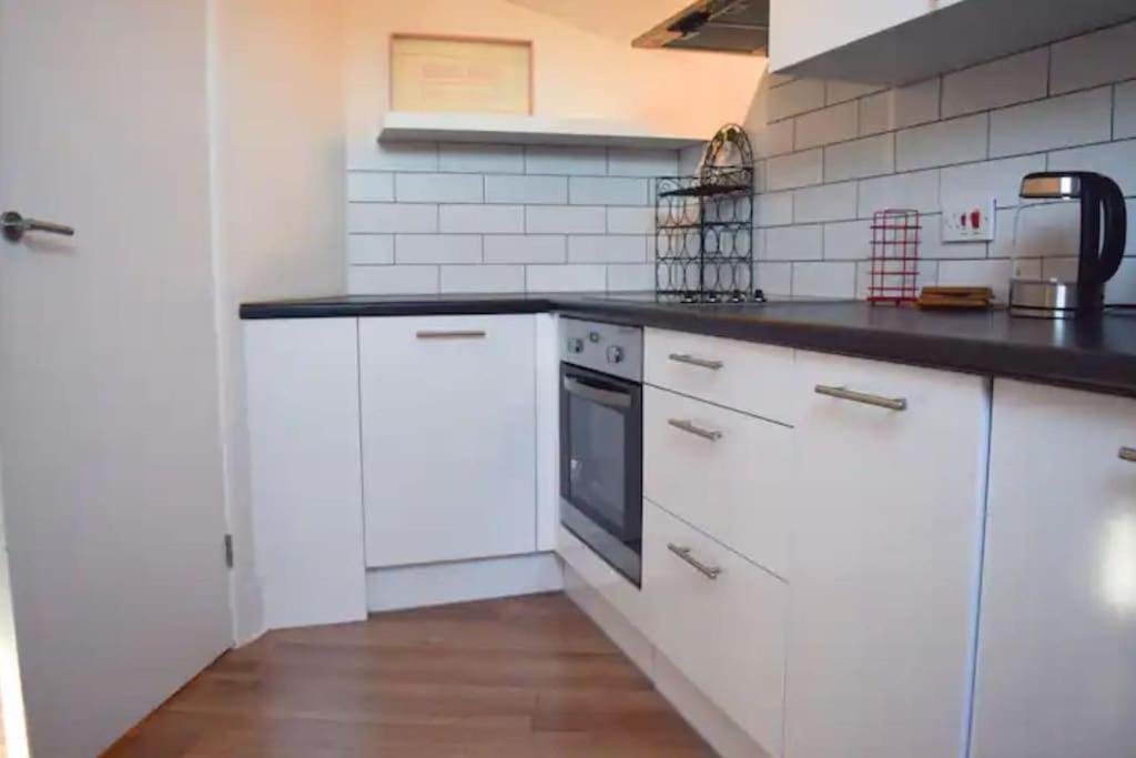 Spacious 1 Bedroom W/ Outdoor Terrace Leilighet