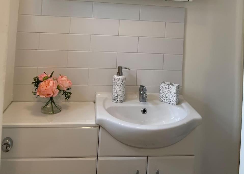 Spacious 1 Bedroom W/ Outdoor Terrace Leilighet London