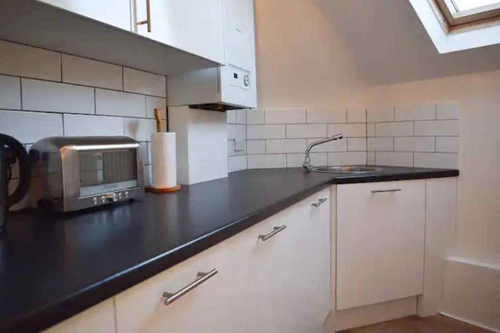 Spacious 1 Bedroom W/ Outdoor Terrace Leilighet
