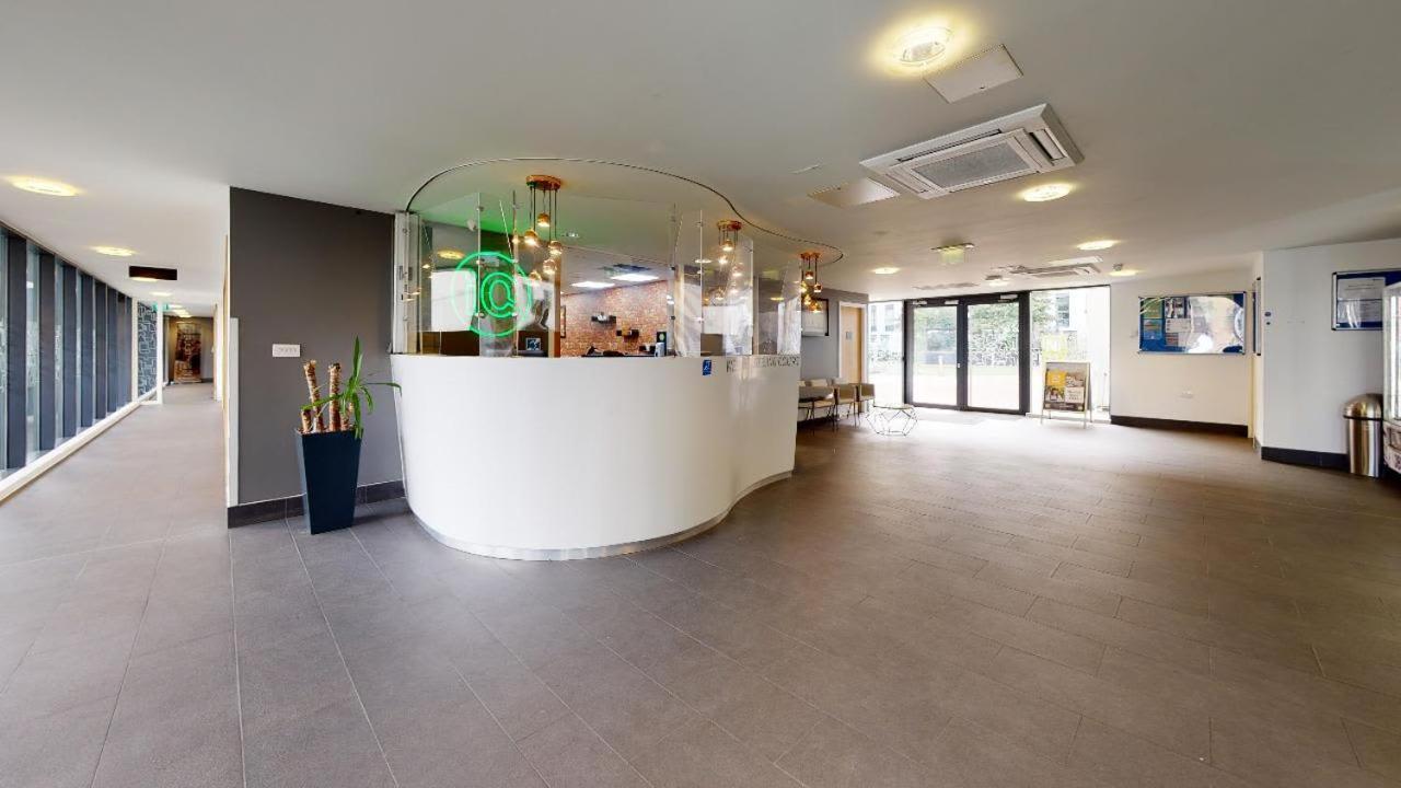 Private Bedrooms And Minutes Away From Wembley Stadium At Sterling Court Leilighet London