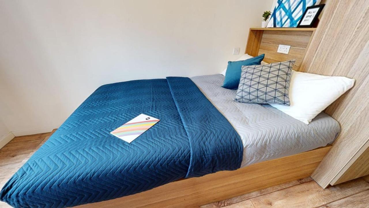 Private Bedrooms And Minutes Away From Wembley Stadium At Sterling Court