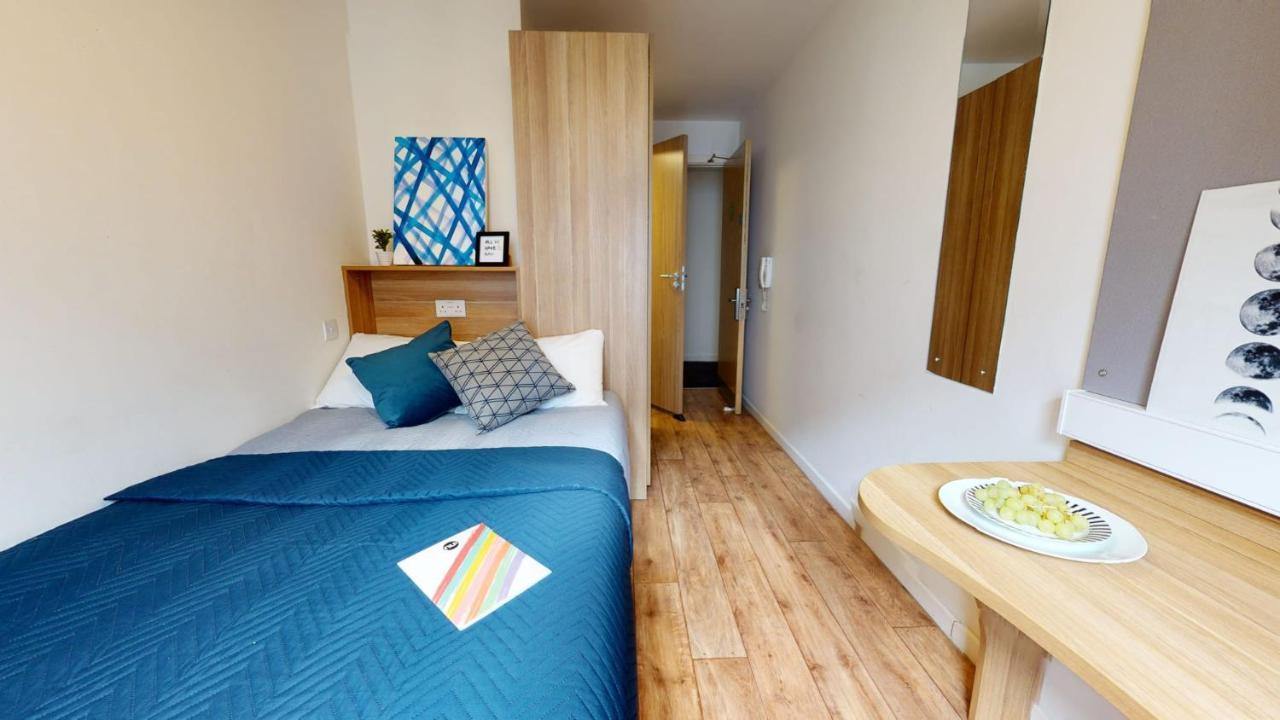 Private Bedrooms And Minutes Away From Wembley Stadium At Sterling Court