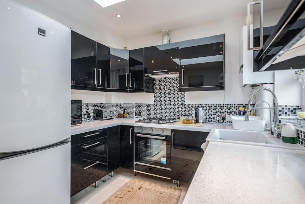 Spacious 5 Bed, 2 Bathrooms House With A Private Garden Feriehus