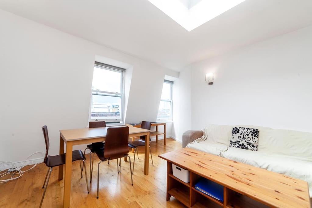 Apartment Top Floor Penthouse Flat With Amazing City View *