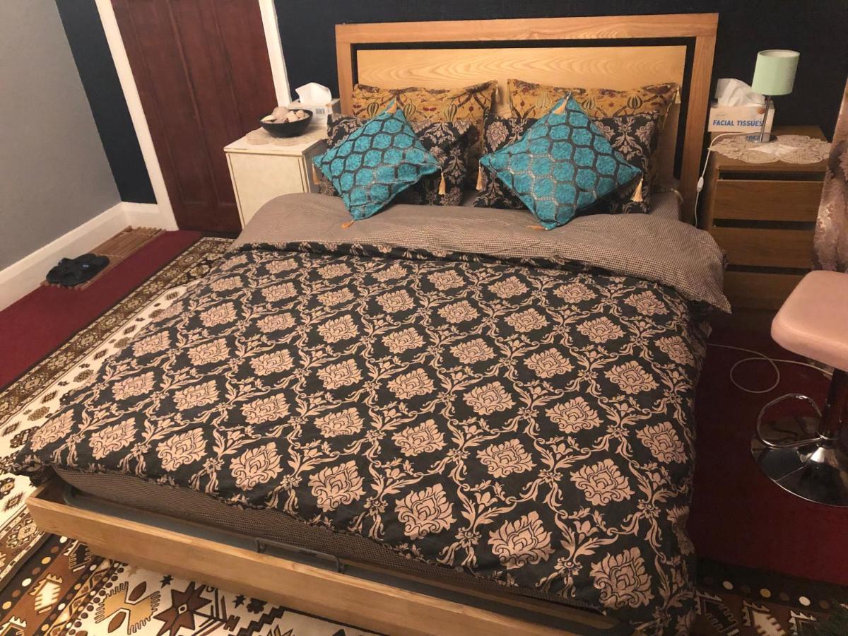 Appartement Master Bedroom In Victorian House Londen