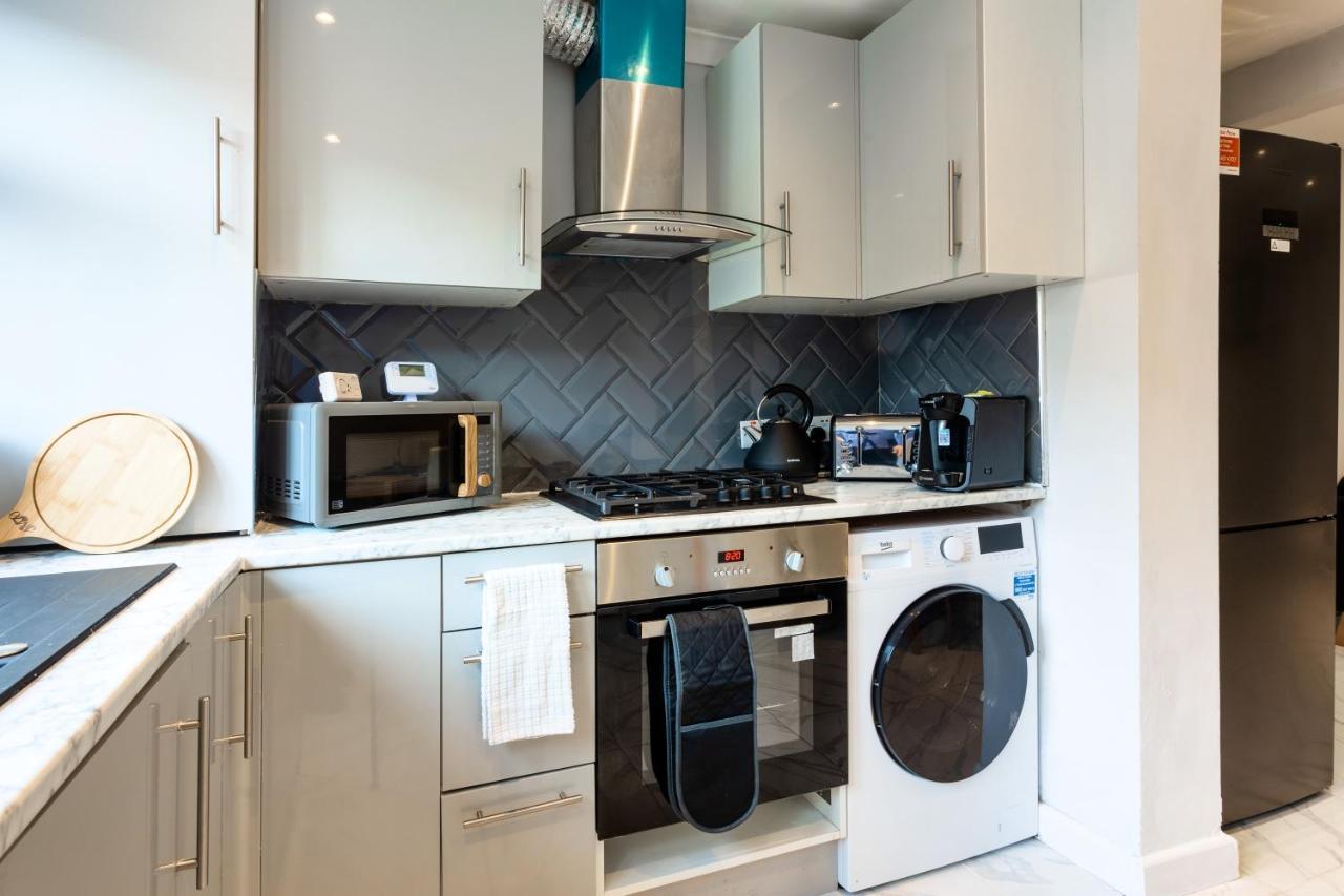 Amazing 3 Bedroom, 2 Bathroom, Ground Floor Flat With Garden, Near Train Station And Bus Stop Villaer