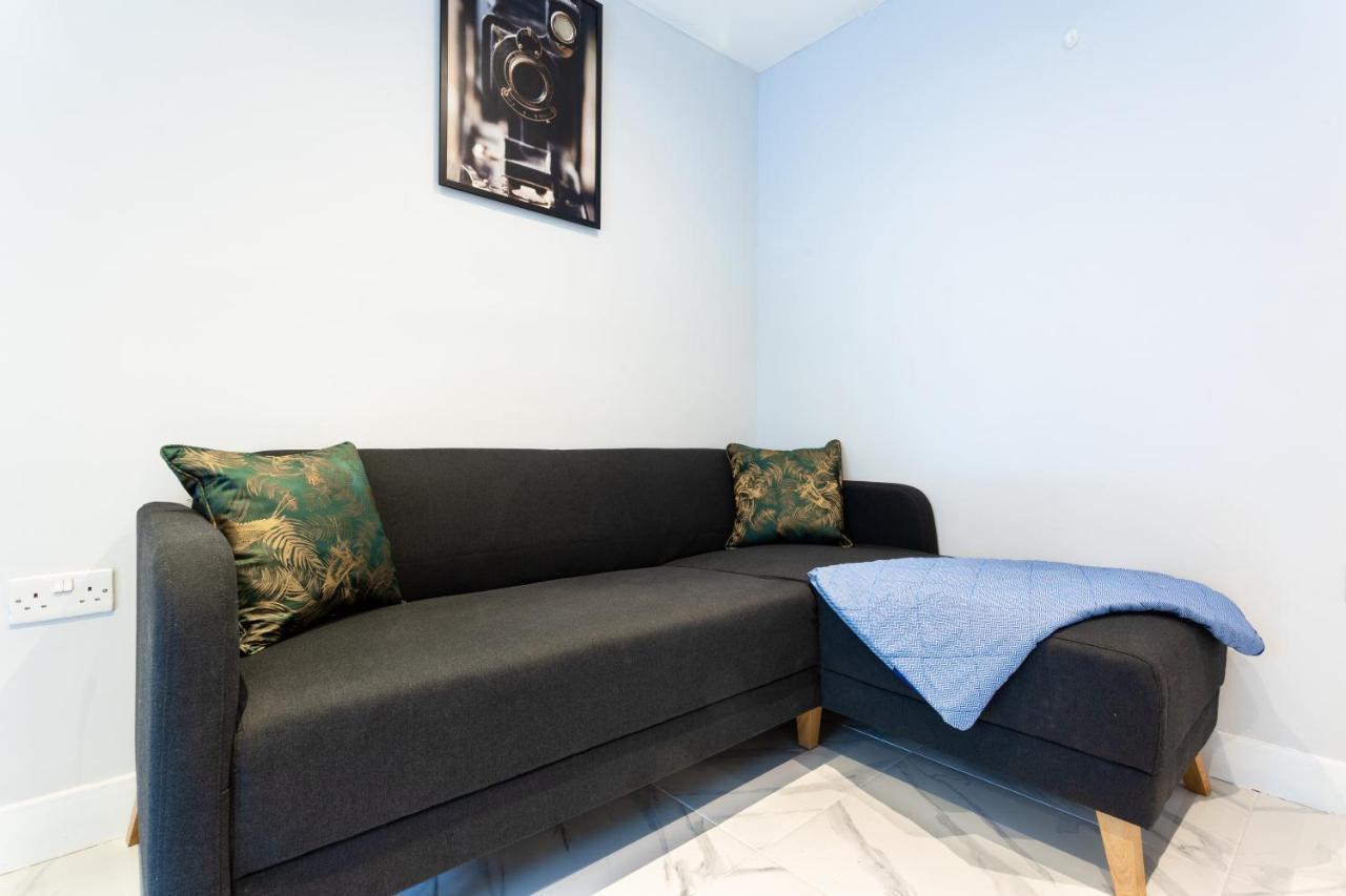 Amazing 3 Bedroom, 2 Bathroom, Ground Floor Flat With Garden, Near Train Station And Bus Stop Villaer