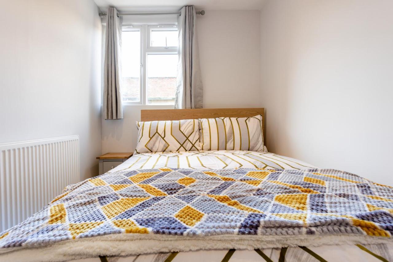 Amazing 3 Bedroom, 2 Bathroom, Ground Floor Flat With Garden, Near Train Station And Bus Stop * London