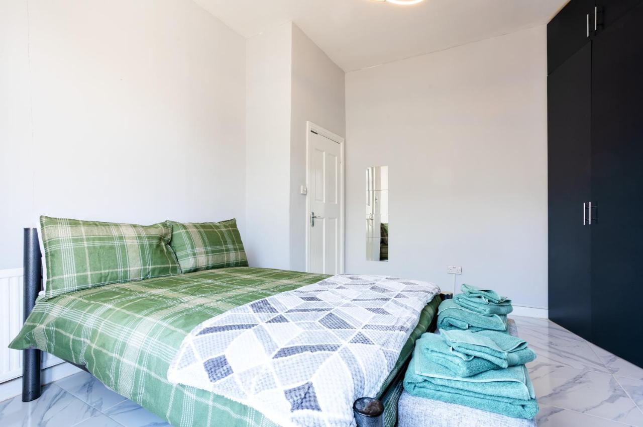 Amazing 3 Bedroom, 2 Bathroom, Ground Floor Flat With Garden, Near Train Station And Bus Stop Villa
