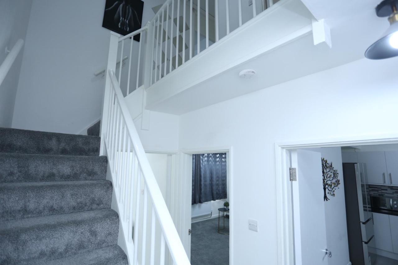 Apartment Abbeywood Station House London London