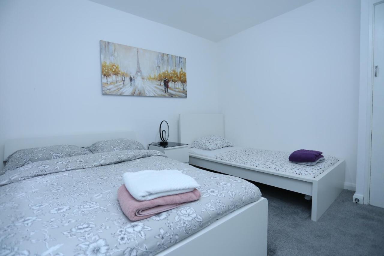 Apartment Abbeywood Station House London London
