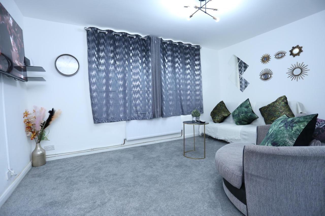 Apartment Abbeywood Station House London London