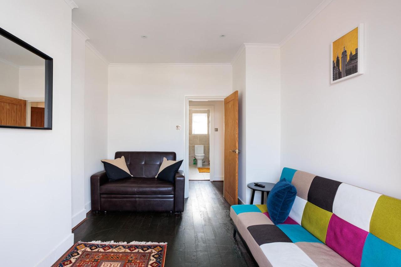 Entire Luxurious Flat Sleeps 4 Persons * London