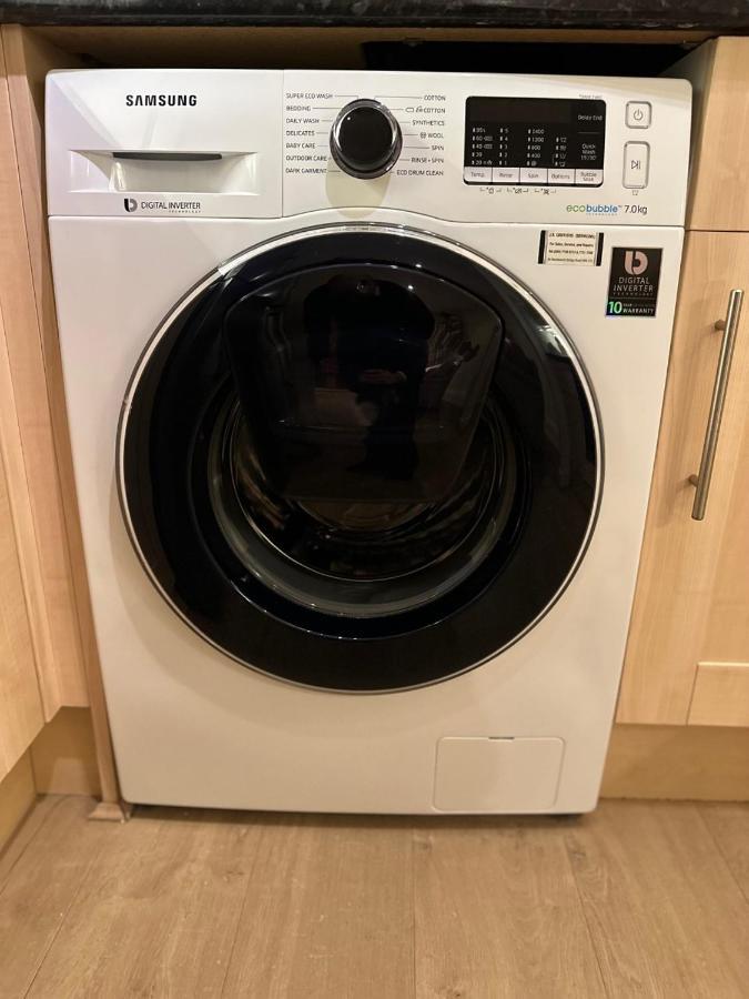 Spacious,1 Bed, Large Balcony, Parsons St * Londres