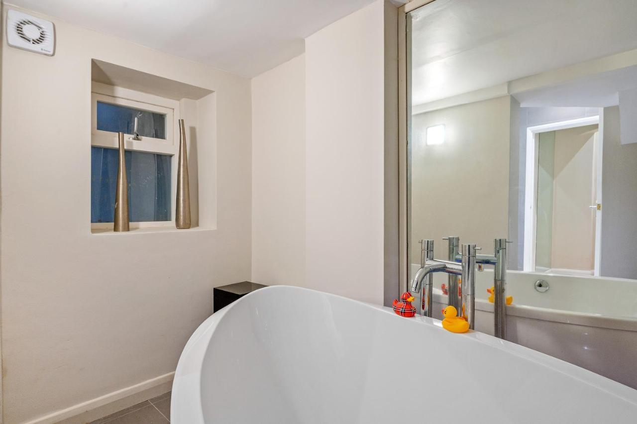 Luxury With 3 Bedrooms Leilighet London