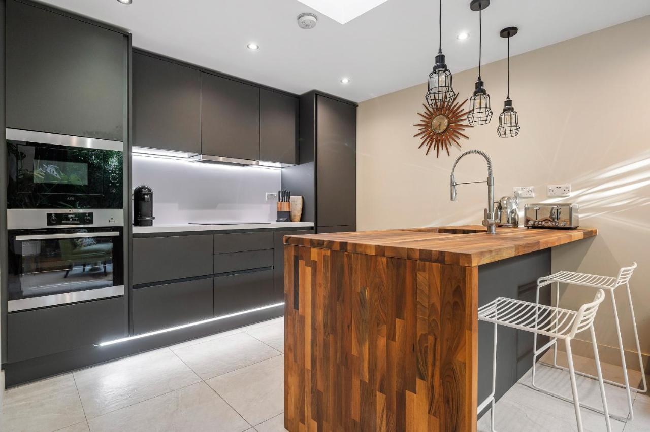 Luxury With 3 Bedrooms Leilighet London