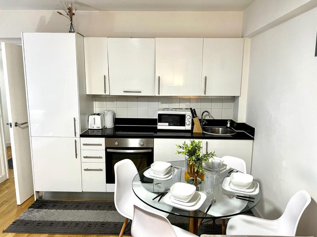 Park Lane Two Bedroom Flat Apartment London