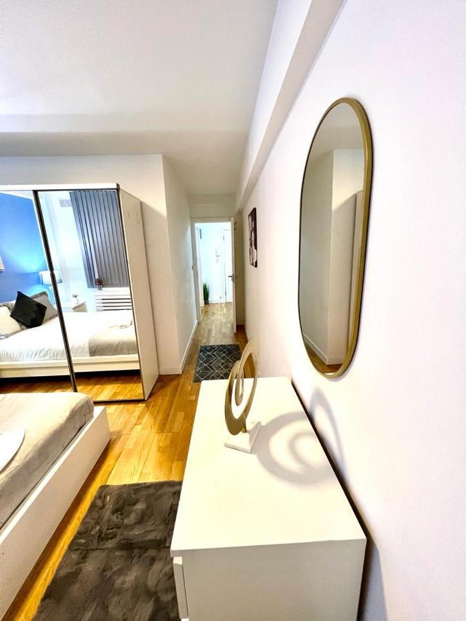 Park Lane Two Bedroom Flat London