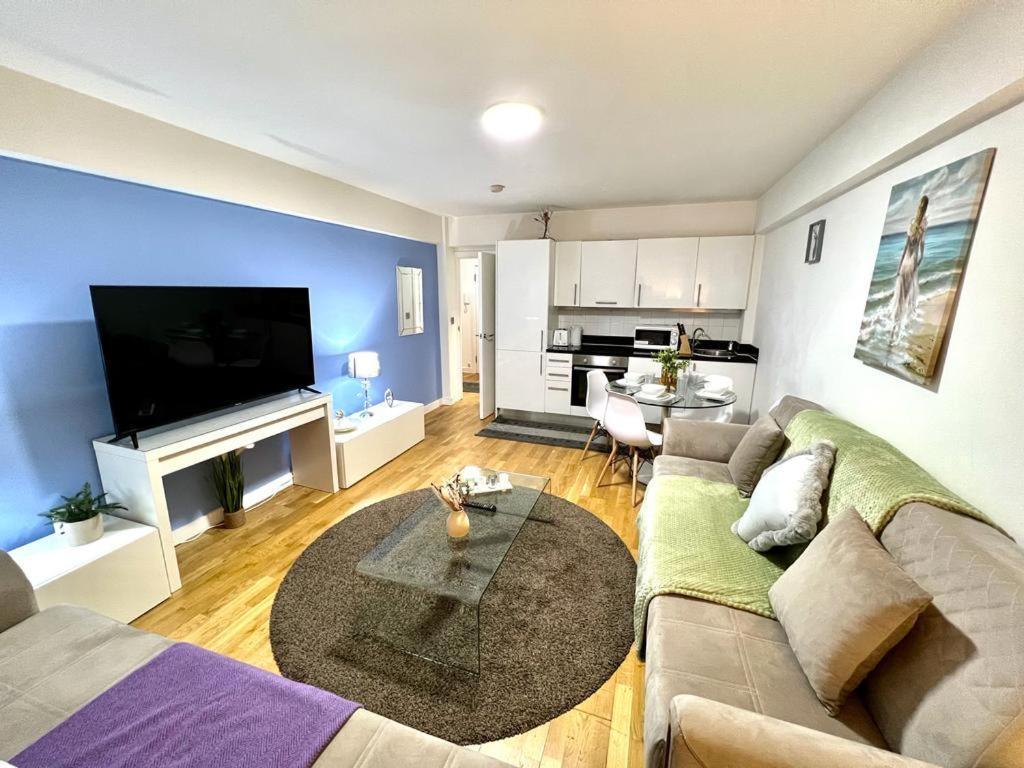 Park Lane Two Bedroom Flat London