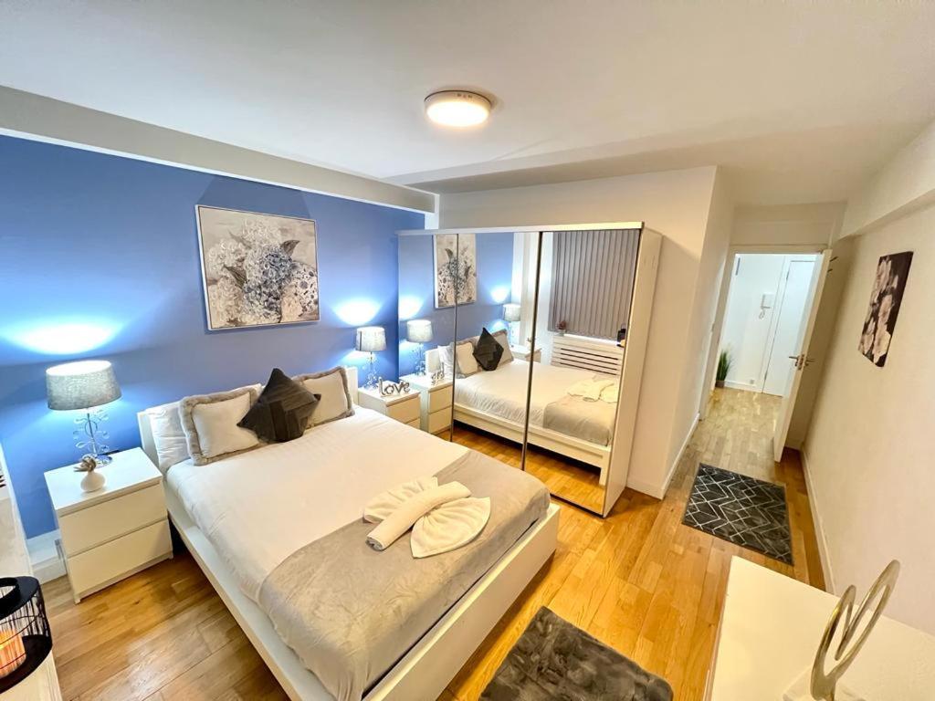 Park Lane Two Bedroom Flat * London