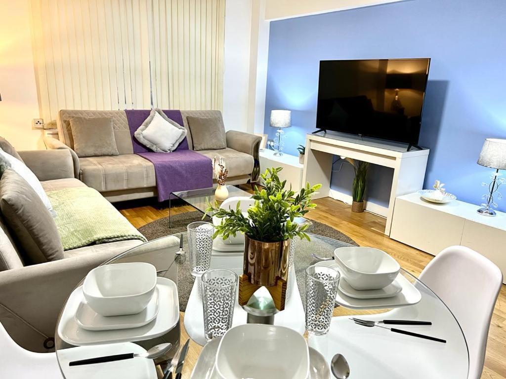 Apartment Park Lane Two Bedroom Flat London