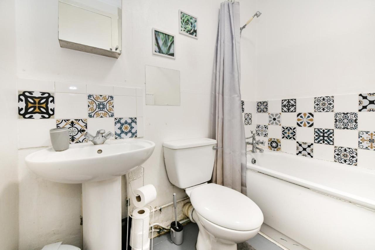 Lovely 2 -bedroom Unit In Greater Leilighet London