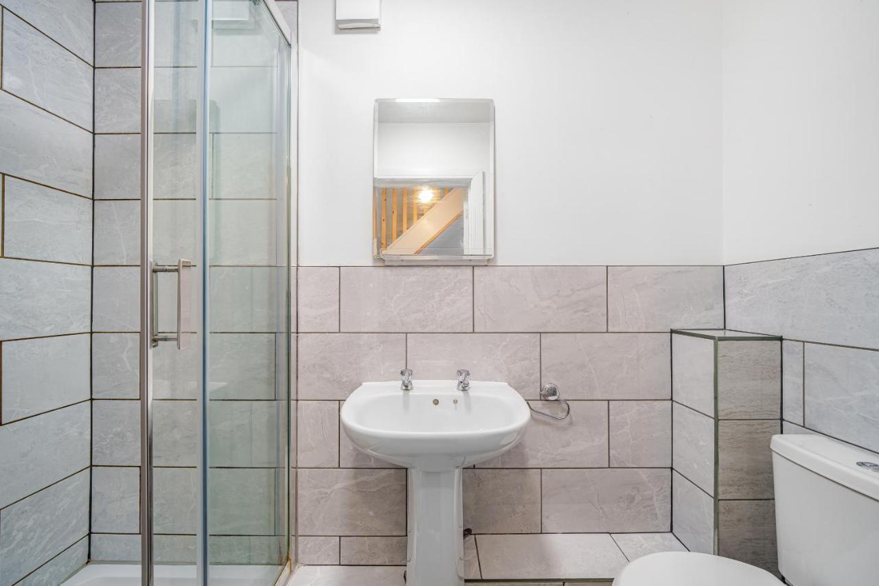 Entire House - Three Bed House In Peckham Apartment *