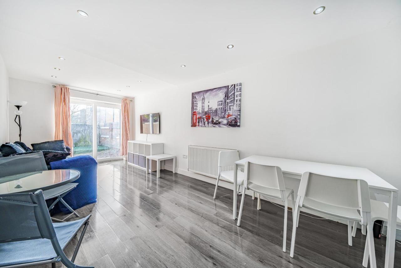 Entire House - Three Bed House In Peckham London
